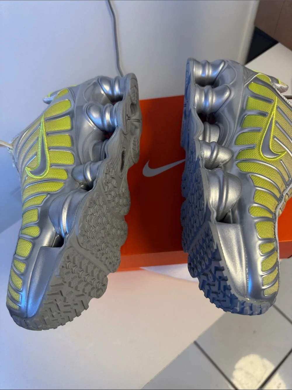 NEW Nike WOMAN Shox Low-Top Sneakers in Silver and Lime